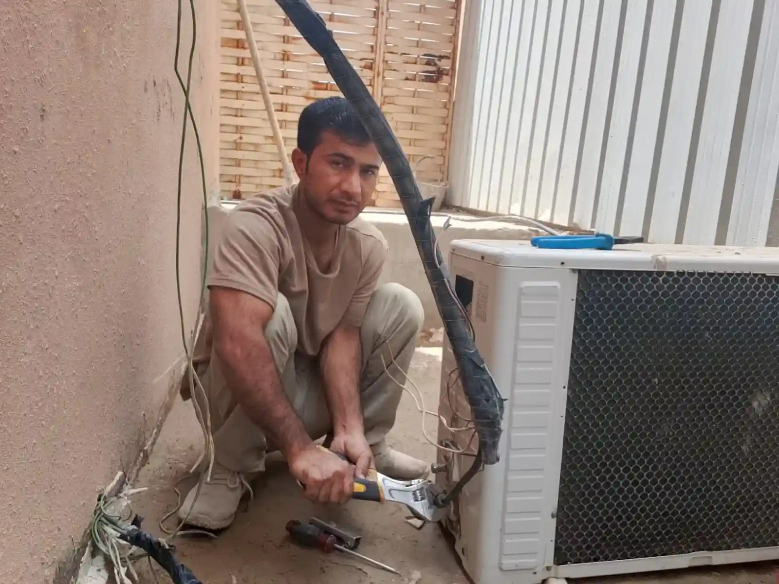 تنظيف وصيانة الوحدة الخارجية للمكيف في حي العليا الرياض