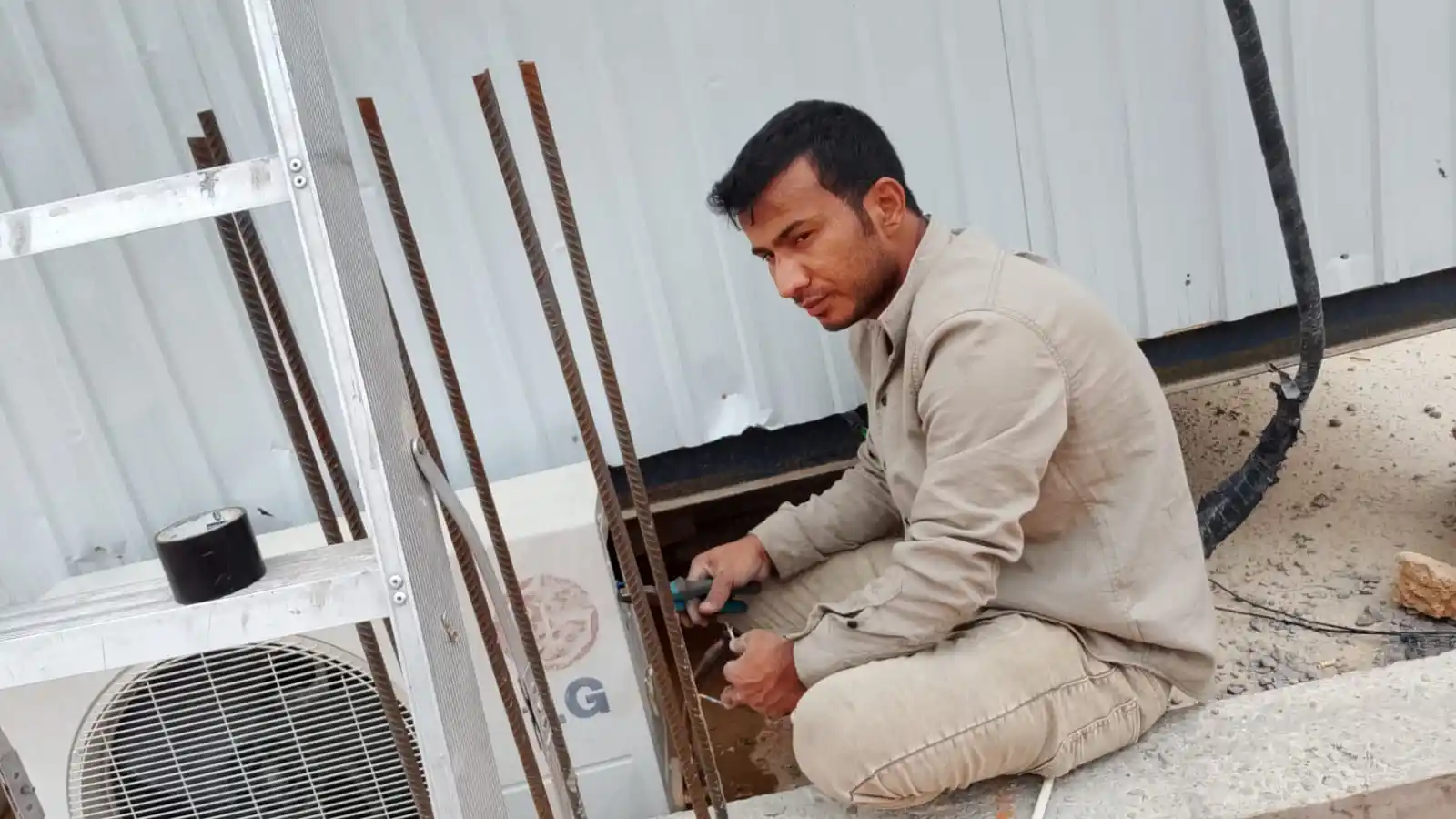 صيانة وإصلاح وحدات خارجية لمكيفات على السطح في مبنى تجاري بالرياض