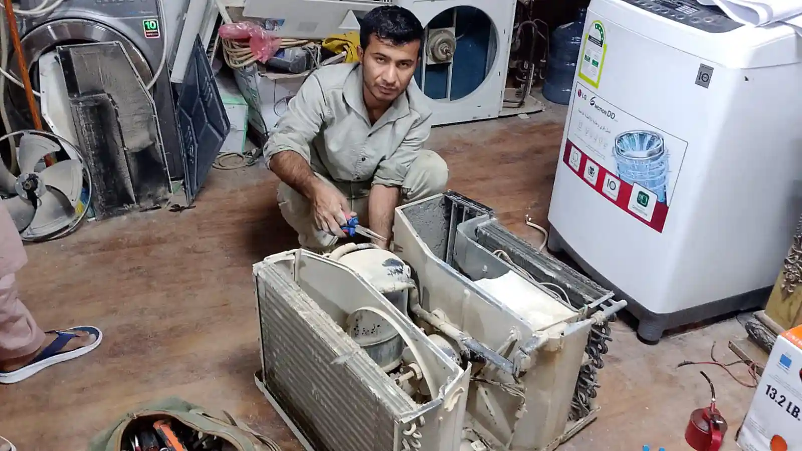 صيانة وتركيب مروحة وحدة خارجية لمكيف في الرياض