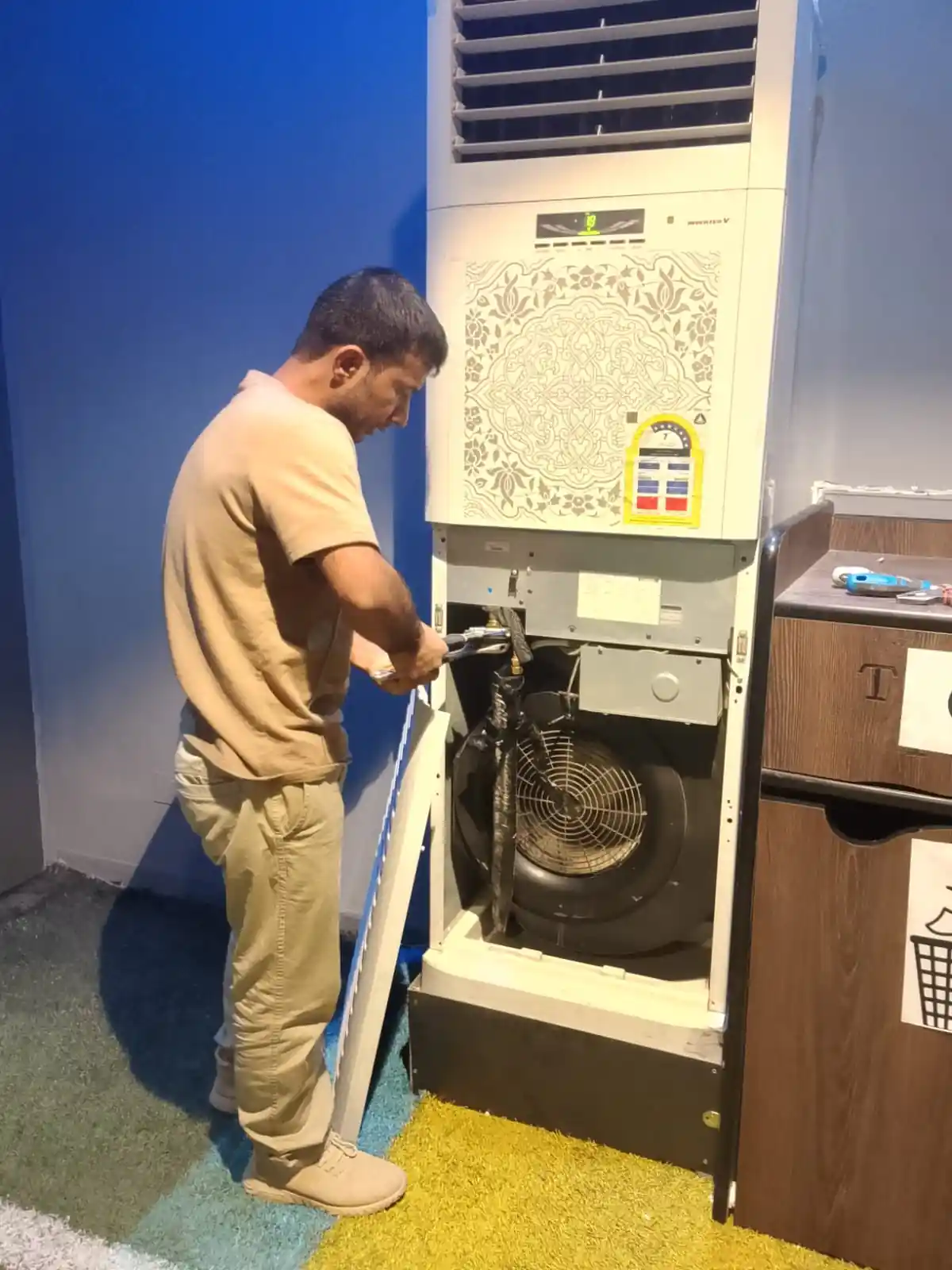 محمد نبيل أثناء تقديم خدمة صيانة مكيف في الرياض