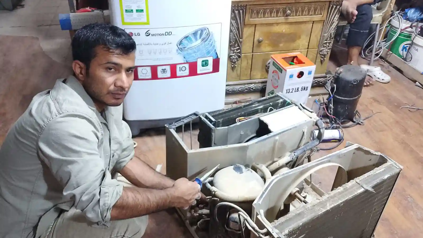 محمد نبيل أثناء عمل تركيب وصيانة مكيف في الرياض