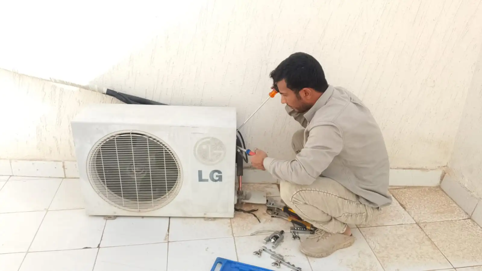 محمد نبيل يقدم خدمة صيانة شاملة لمكيف في حي الملقا الرياض