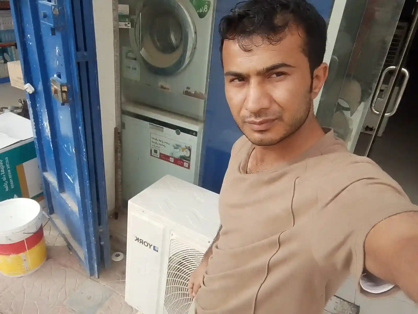 محمد نبيل فني تكييف معتمد أثناء عمل الصيانة في الرياض