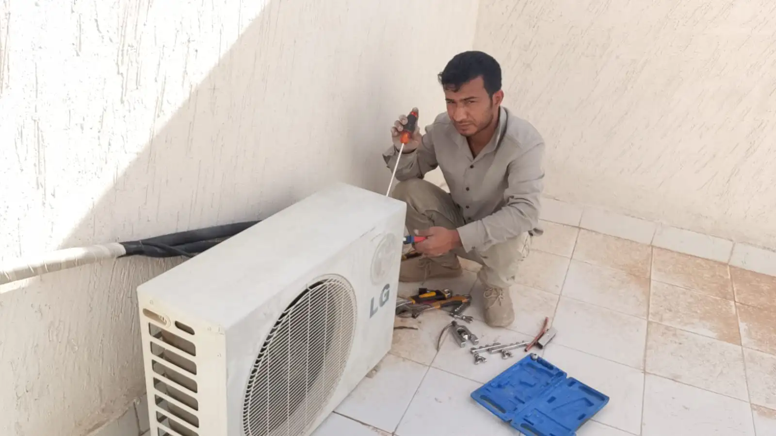 محمد نبيل أثناء صيانة وإصلاح مكيف في حي الملقا الرياض