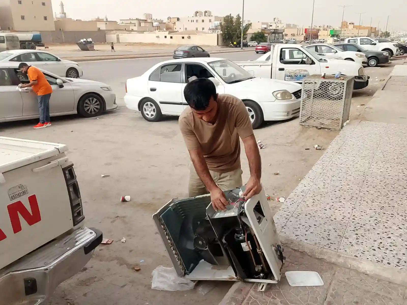 إصلاح وحدة خارجية لمكيف في الرياض بأدوات احترافية