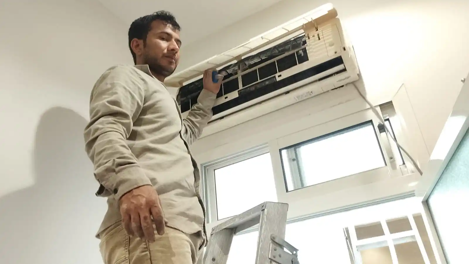 إصلاح وتصليح مكيف سبليت في الرياض بأدوات احترافية