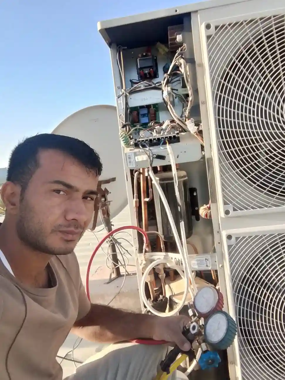 محمد نبيل أثناء إصلاح مكيف في ظهرة لبن الرياض