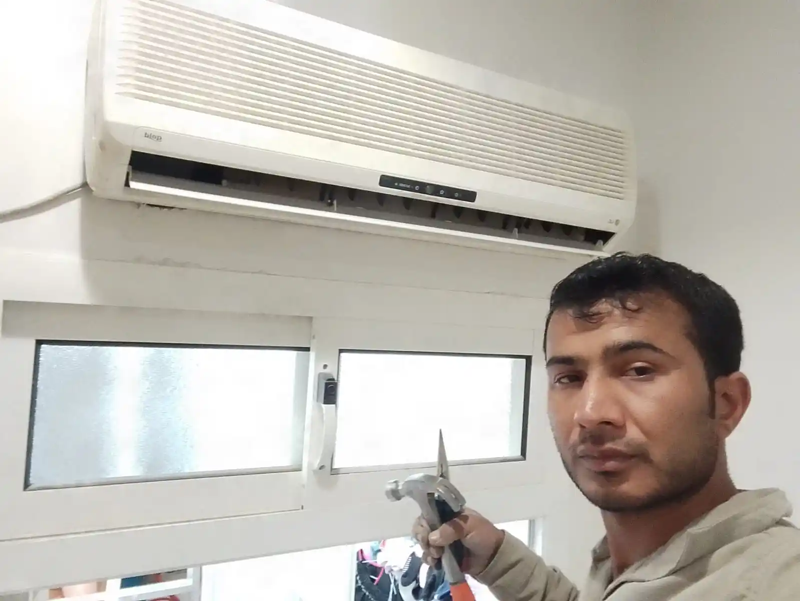 محمد نبيل أثناء تصليح وصيانة مكيف سبليت في الرياض