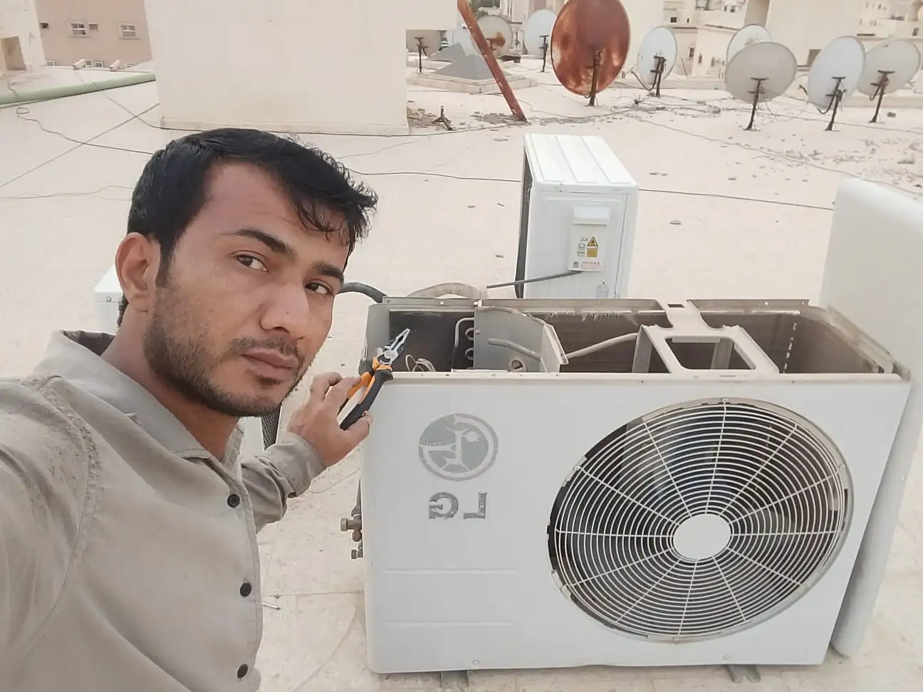 محمد نبيل أثناء فحص وإصلاح مكيف في حي المهدية الرياض