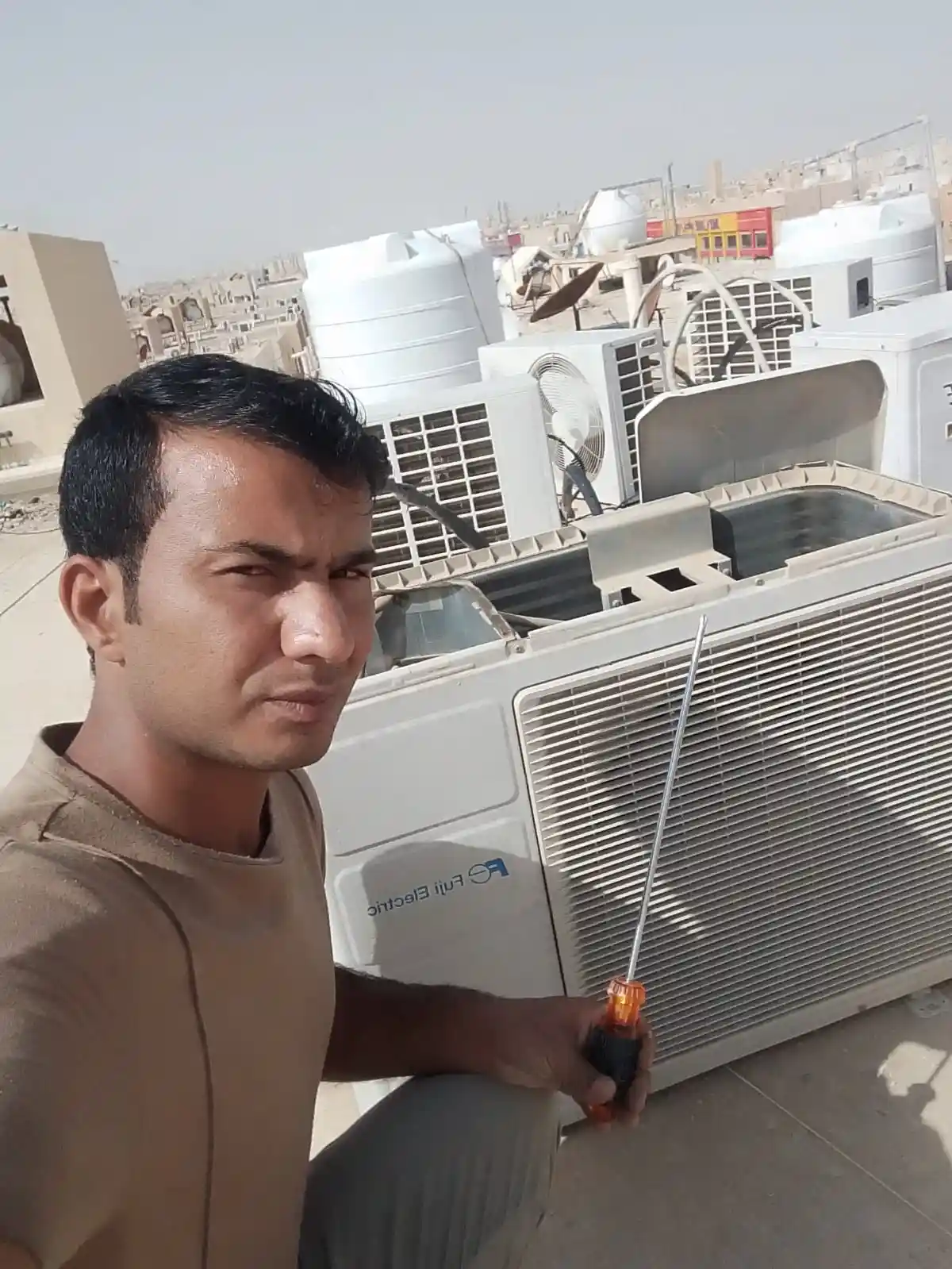 محمد نبيل بعد إنهاء عملية تصليح مكيف ناجحة في الرياض