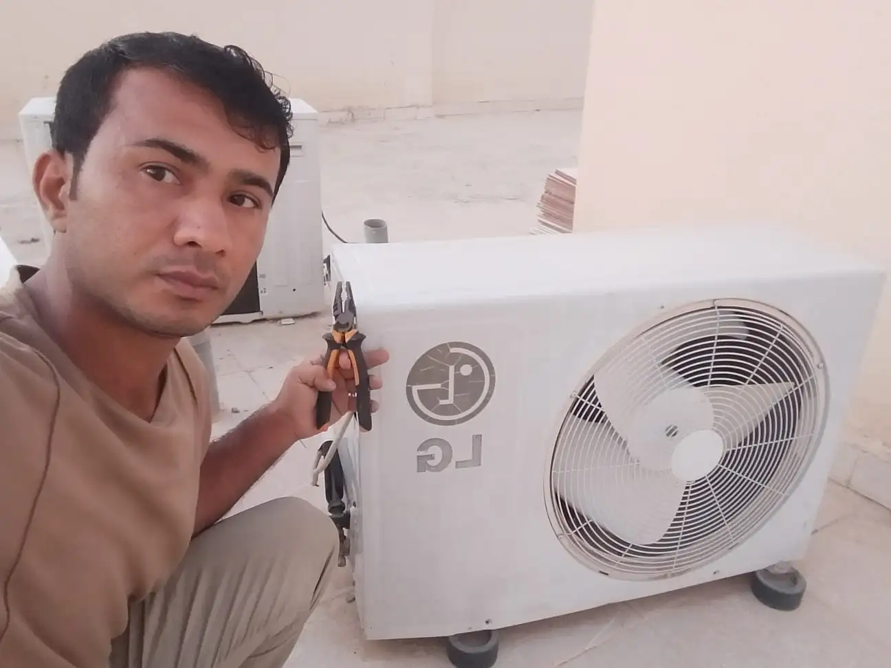 محمد نبيل أثناء عملية تعبئة فريون مكيف في ظهرة لبن