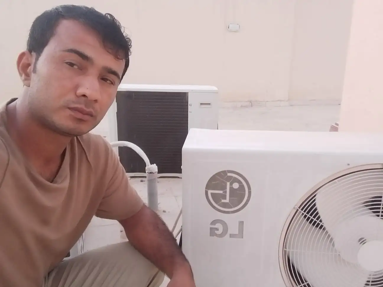 فحص ضغط الفريون أثناء عملية التعبئة في ظهرة لبن
